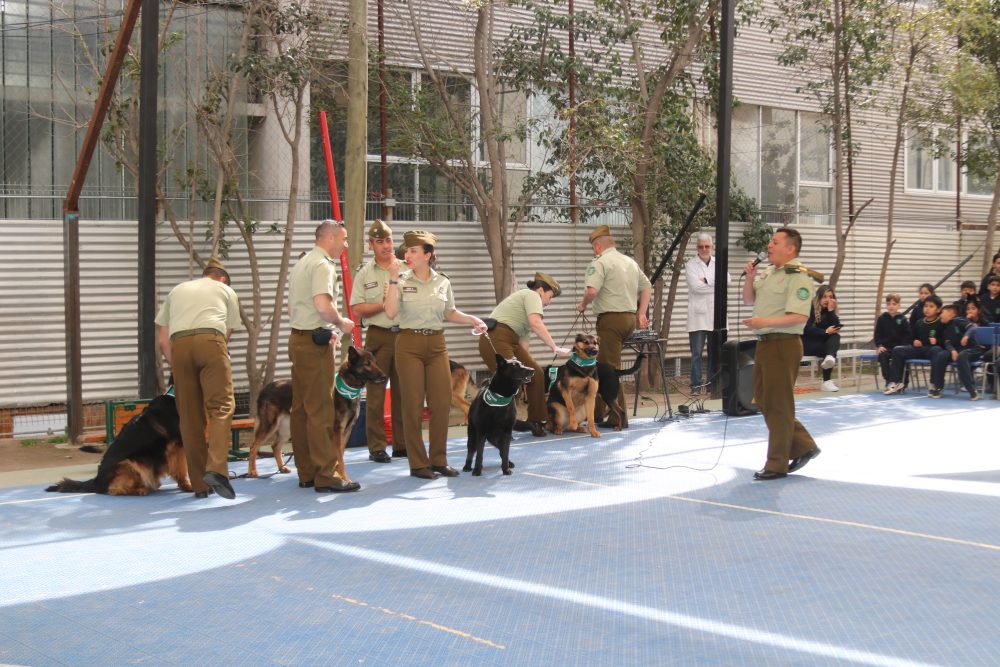 Visita de Escuela de adiestramiento canino de carabineros