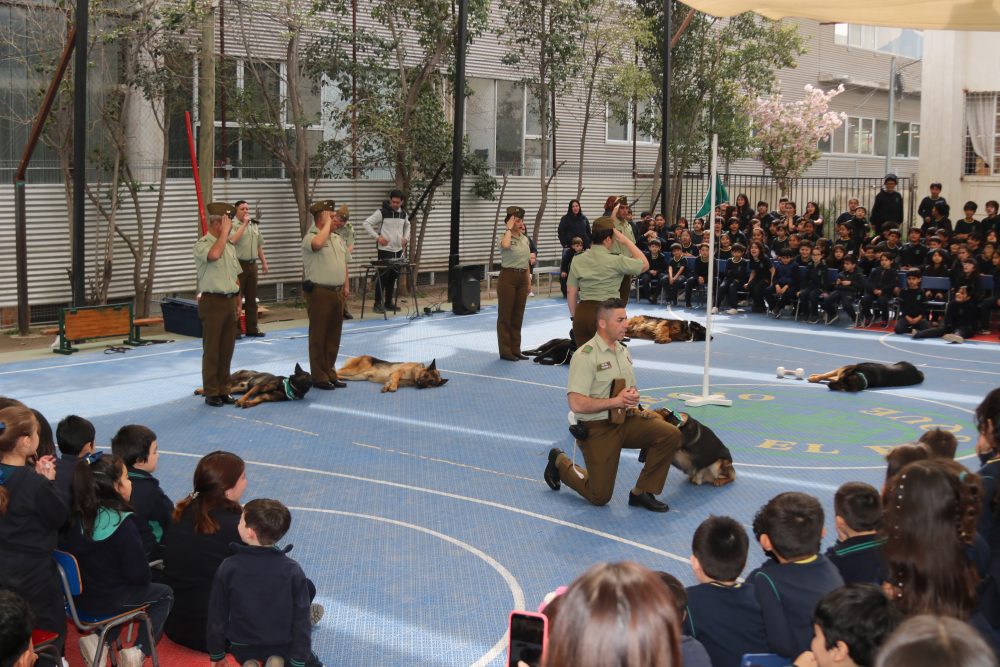 Visita de Escuela de adiestramiento canino de carabineros