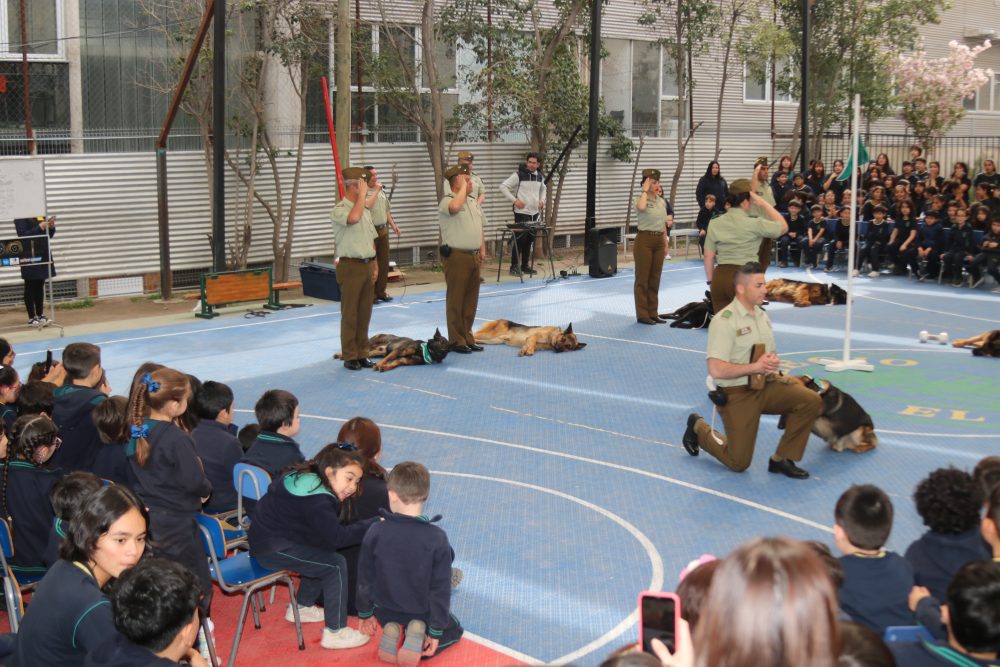 Visita de Escuela de adiestramiento canino de carabineros