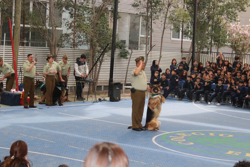 Visita de Escuela de adiestramiento canino de carabineros