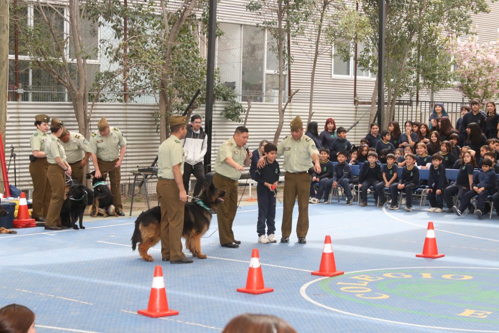 Visita de Escuela de adiestramiento canino de carabineros