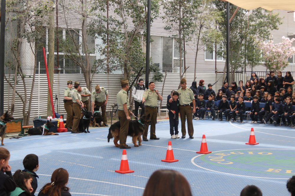 Visita de Escuela de adiestramiento canino de carabineros