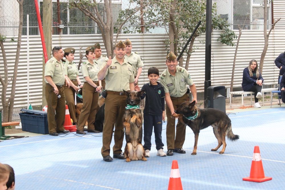 Visita de Escuela de adiestramiento canino de carabineros