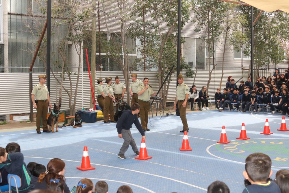 Visita de Escuela de adiestramiento canino de carabineros