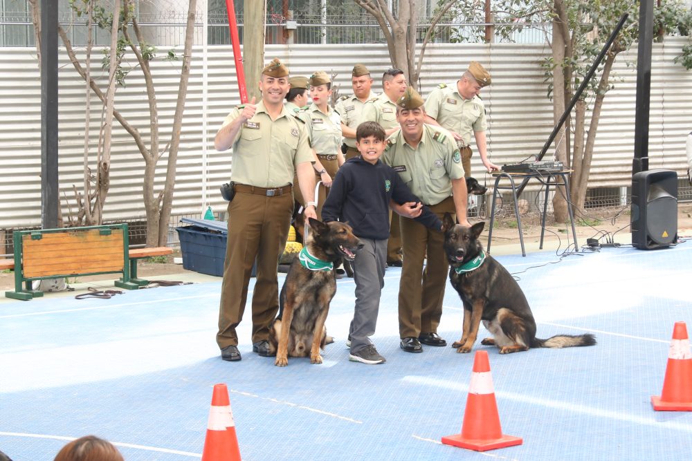 Visita de Escuela de adiestramiento canino de carabineros