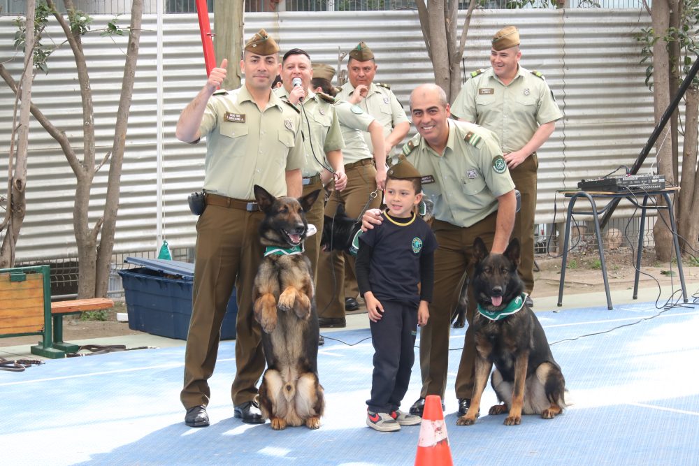 Visita de Escuela de adiestramiento canino de carabineros