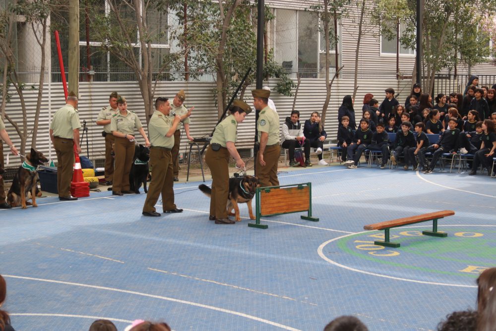 Visita de Escuela de adiestramiento canino de carabineros