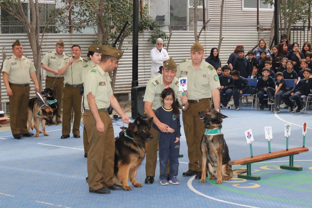 Visita de Escuela de adiestramiento canino de carabineros