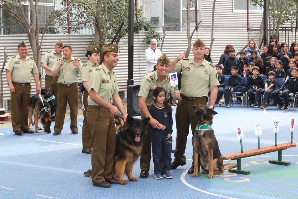 Visita de Escuela de adiestramiento canino de carabineros