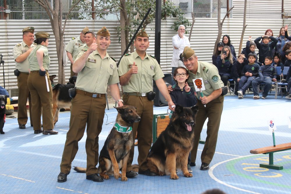 Visita de Escuela de adiestramiento canino de carabineros