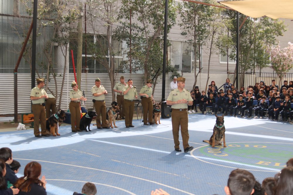 Visita de Escuela de adiestramiento canino de carabineros