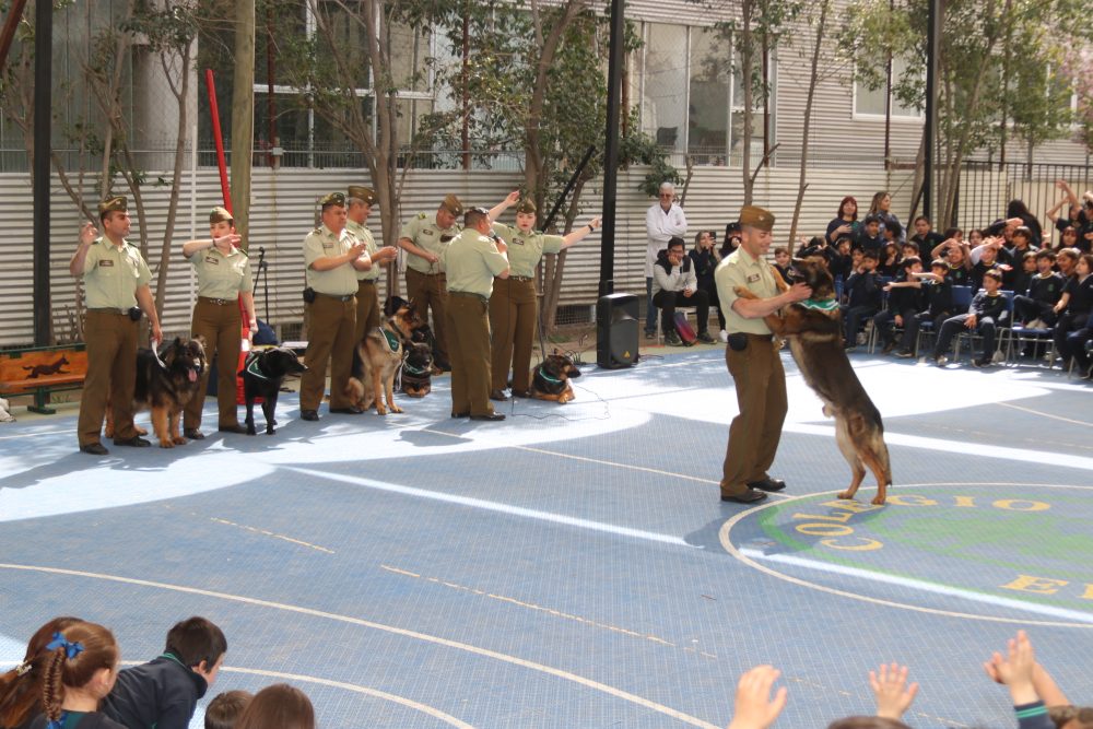 Visita de Escuela de adiestramiento canino de carabineros