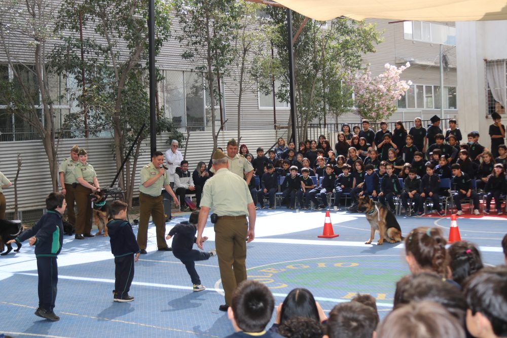 Visita de Escuela de adiestramiento canino de carabineros