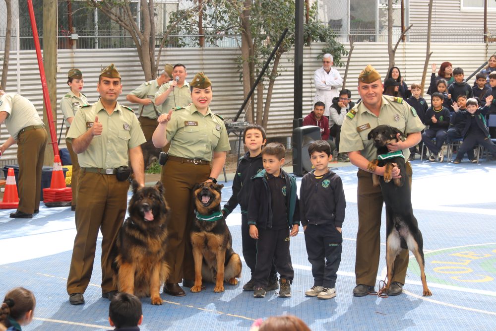 Visita de Escuela de adiestramiento canino de carabineros