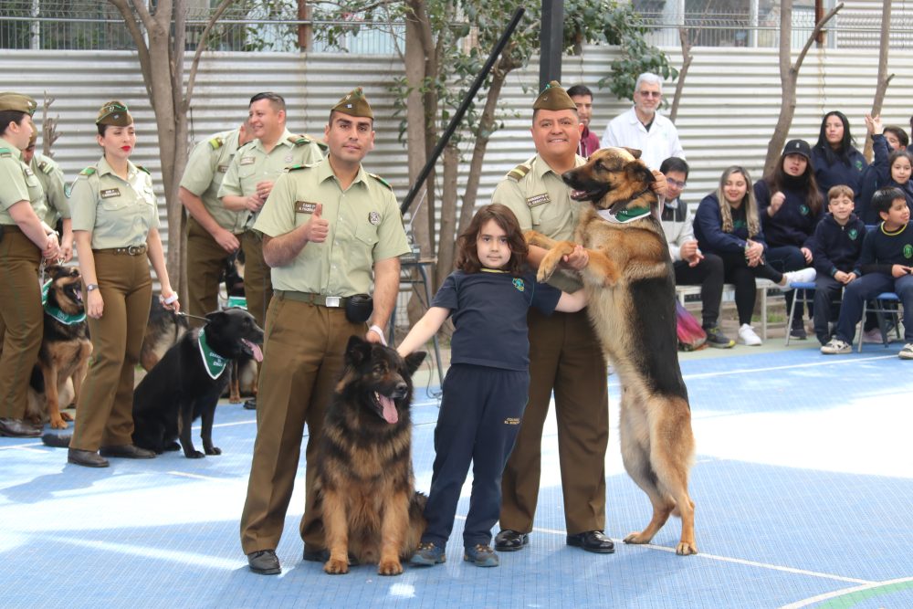 Visita de Escuela de adiestramiento canino de carabineros