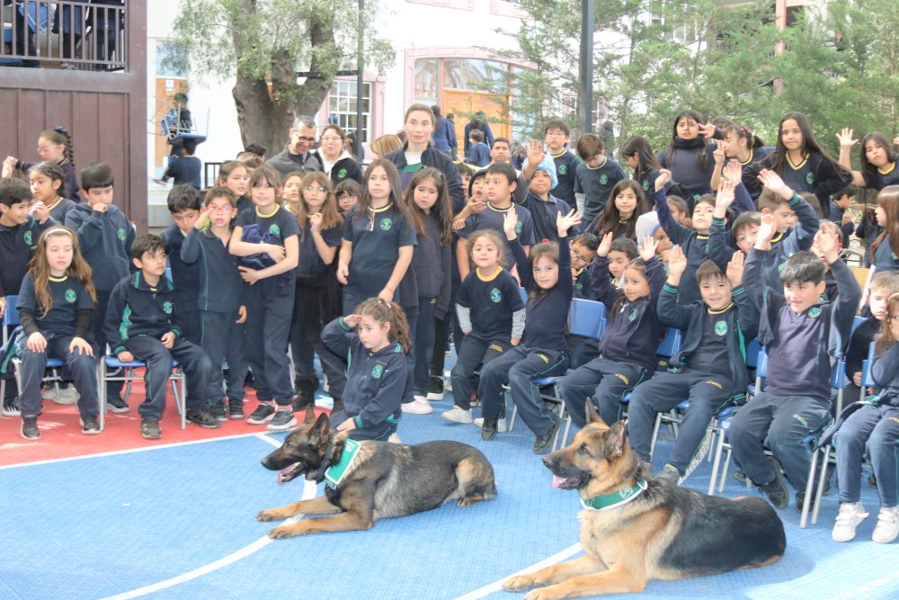 Visita de Escuela de adiestramiento canino de carabineros