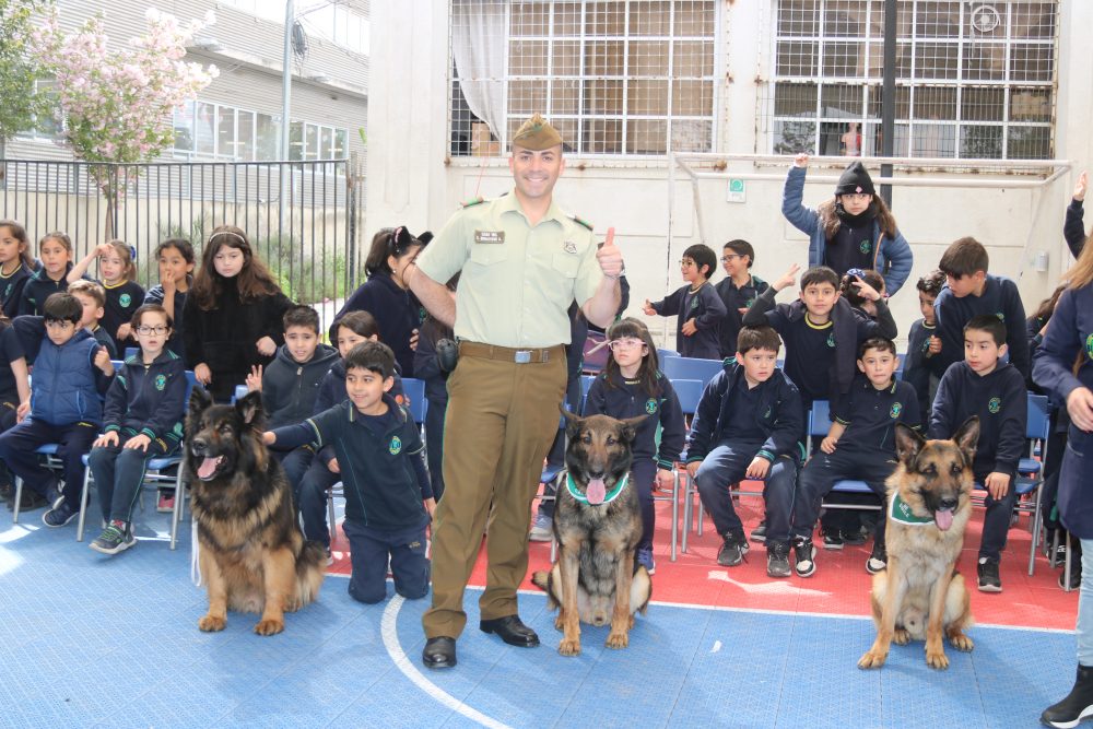 Visita de Escuela de adiestramiento canino de carabineros