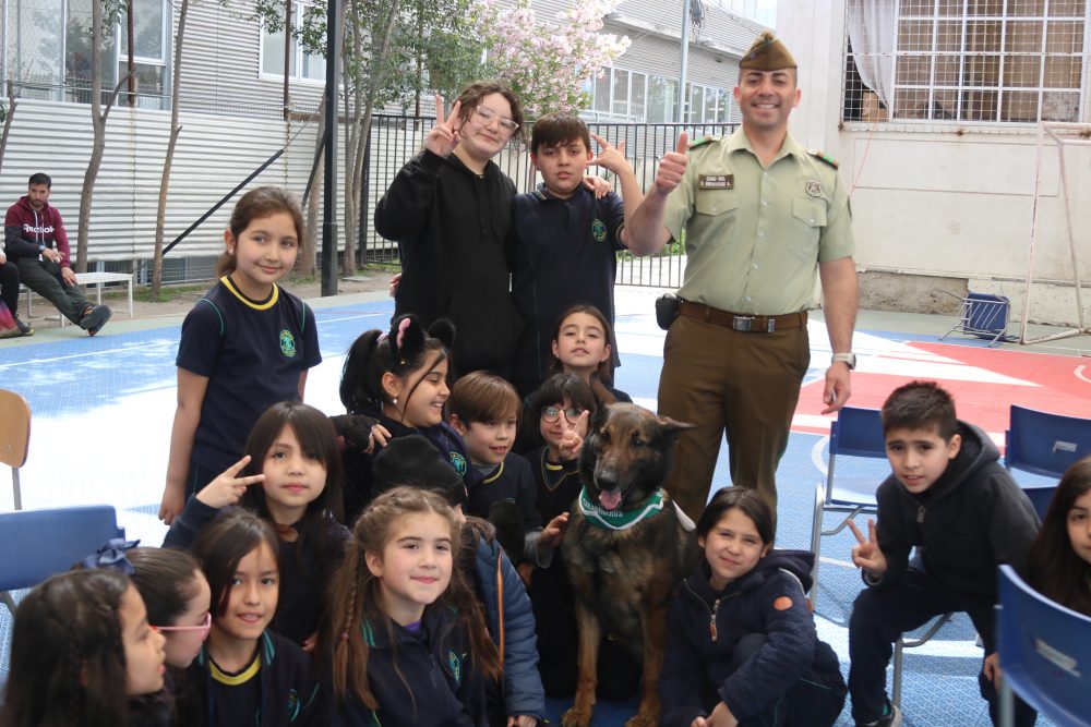 Visita de Escuela de adiestramiento canino de carabineros