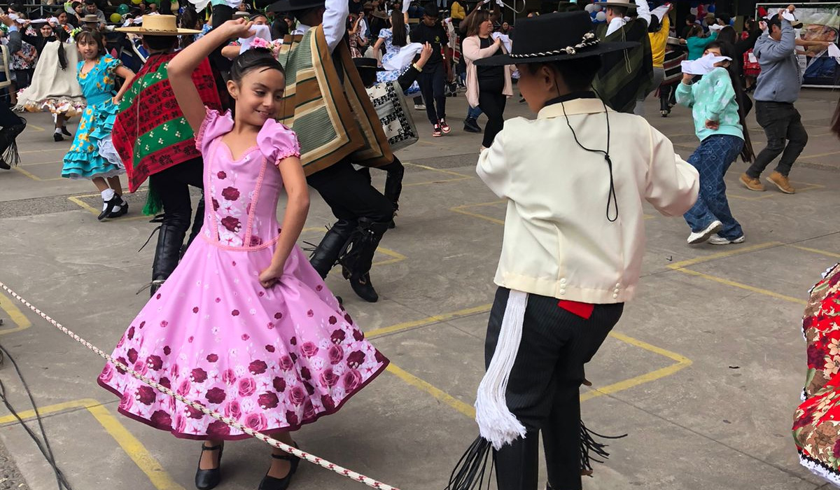 8 estudiantes de nuestro colegio participaron del Campeonato Regional de Cueca