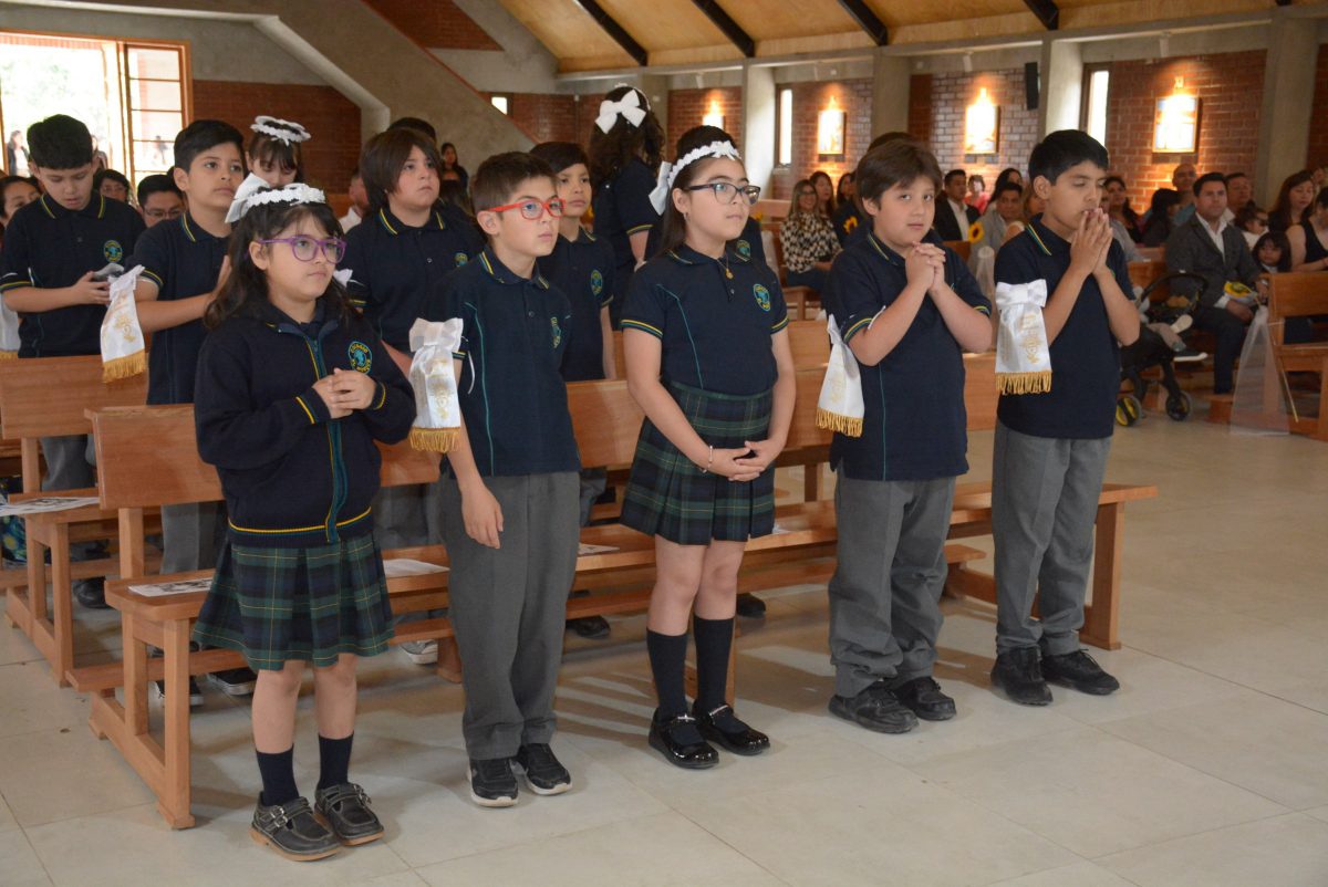 Estudiantes vivieron un momento muy especial al recibir su Primera Comunión