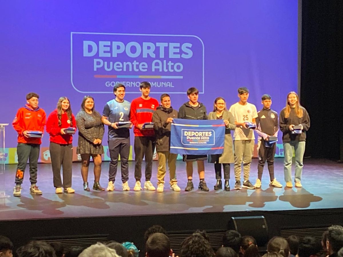 Alumnos deportistas reciben beca.