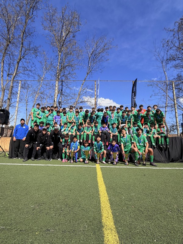 Dos estudiantes del Colegio El Bosque brillan en torneo de fútbol infantil